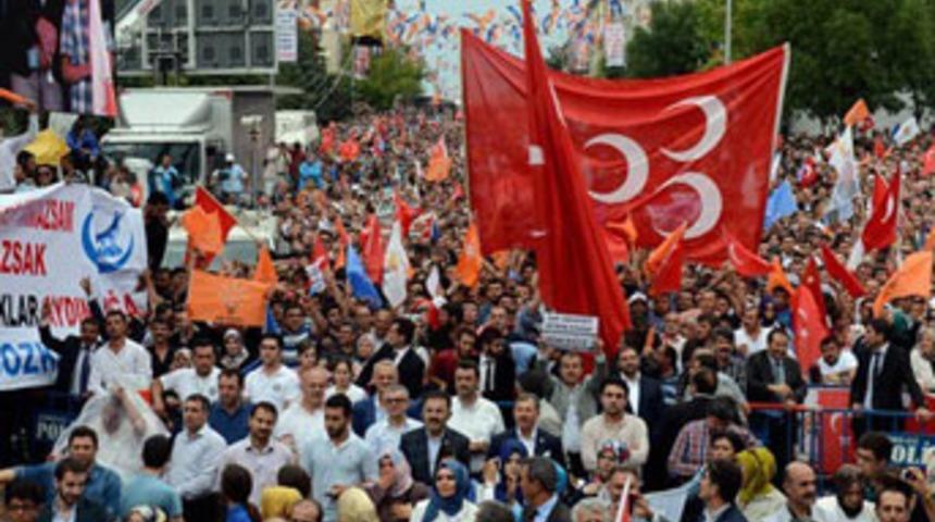 AK Parti mitinginde MHP bayrağı