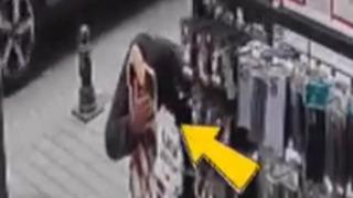 Yer: Pendik! Alkollü olduğu iddia edilen bir kişi sokak ortasındaki kadın maketini öptü... O anlar sosyal medyada gündem oldu