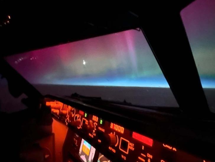 Türk pilotları kuzey ışıklarını böyle görüntüledi! Havada görsel şölen oluştu... Göre cep telefonuna sarıldı G1