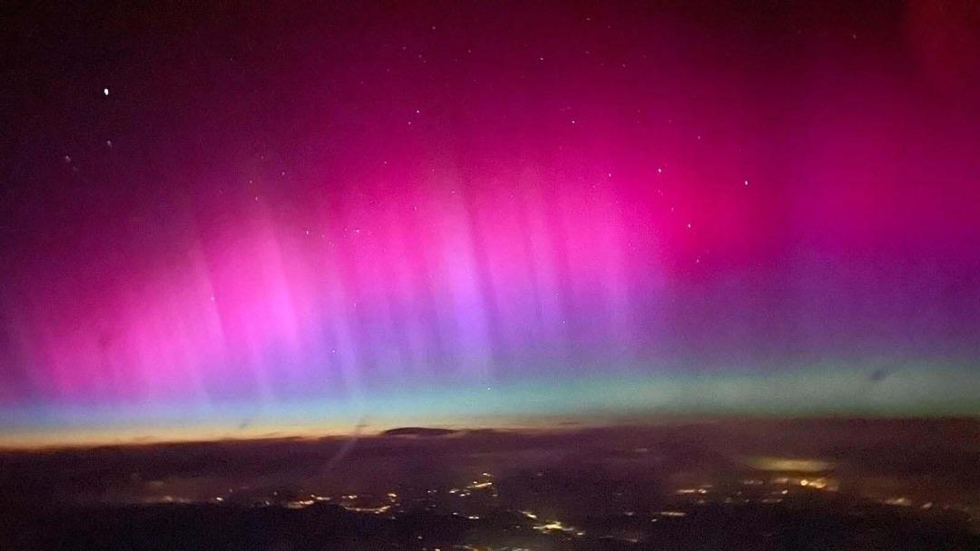 T&uuml;rk pilotları kuzey ışıklarını b&ouml;yle g&ouml;r&uuml;nt&uuml;ledi! Havada g&ouml;rsel ş&ouml;len oluştu... G&ouml;re cep telefonuna sarıldı