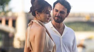 Başrollerini Birkan Sokullu ve Esra Bilgiç'in paylaştığı 'Zamanın Kapıları' dizisinin afişi yayınlandı