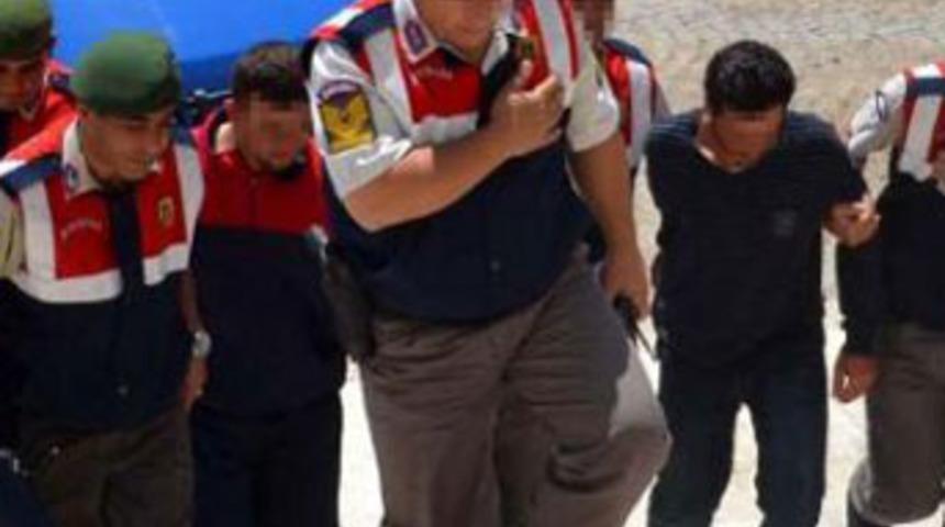 Annelerinin sevgilisini d&ouml;verek &ouml;ld&uuml;rd&uuml;ler