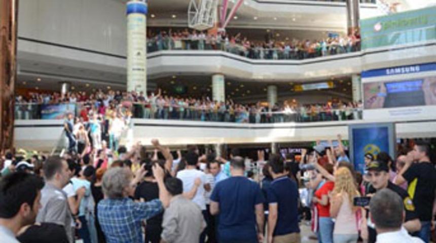 Polis AVM'ye girdi, ortalık karıştı