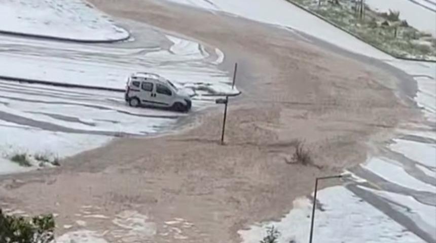 Başkentte dolu ve sağanak hayatı olumsuz etkiledi! Dolu nedeniyle ilçe beyaza büründü