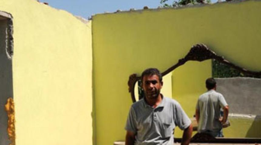 Eşini terk ederken &ccedil;atıyı da g&ouml;t&uuml;rd&uuml;