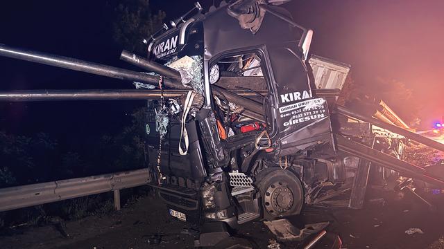 Anadolu Otoyolu'nda feci kaza! İki TIR çarpıştı