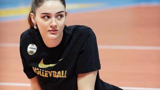 Zehra Güneş sırt dekolteli tarzıyla mest etti! Masallardaki mavi periler gibi