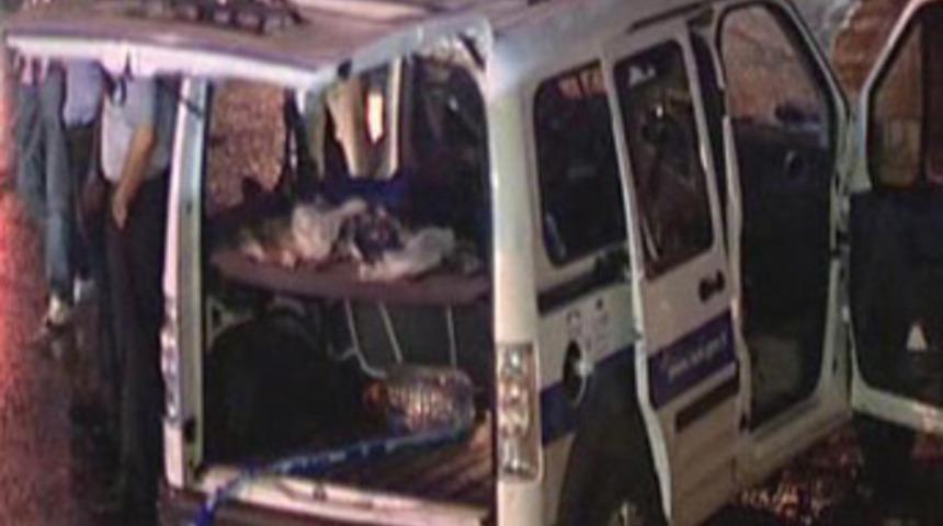 Maltepe'de polis aracına taşlı sopalı saldırı