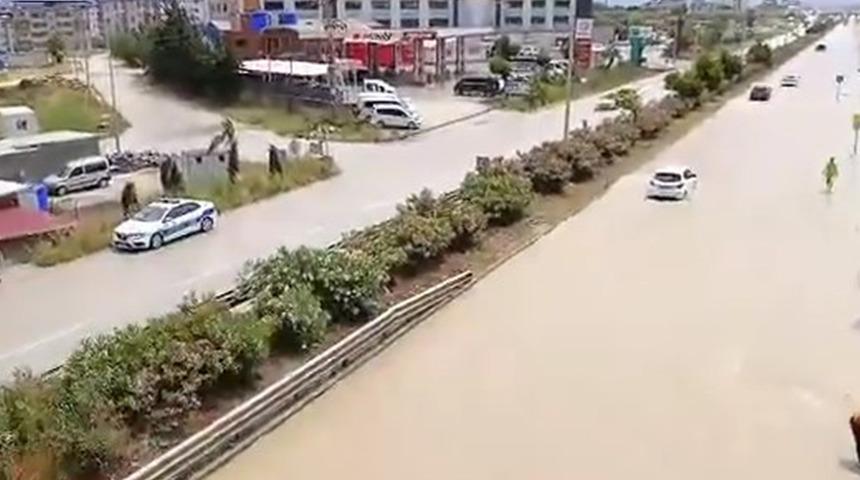 Hatay'daki yağış hayatı olumsuz etkiledi: Yollar göle döndü, konteynerleri su bastı
