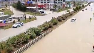 Hatay'daki yağış hayatı olumsuz etkiledi: Yollar göle döndü, konteynerleri su bastı