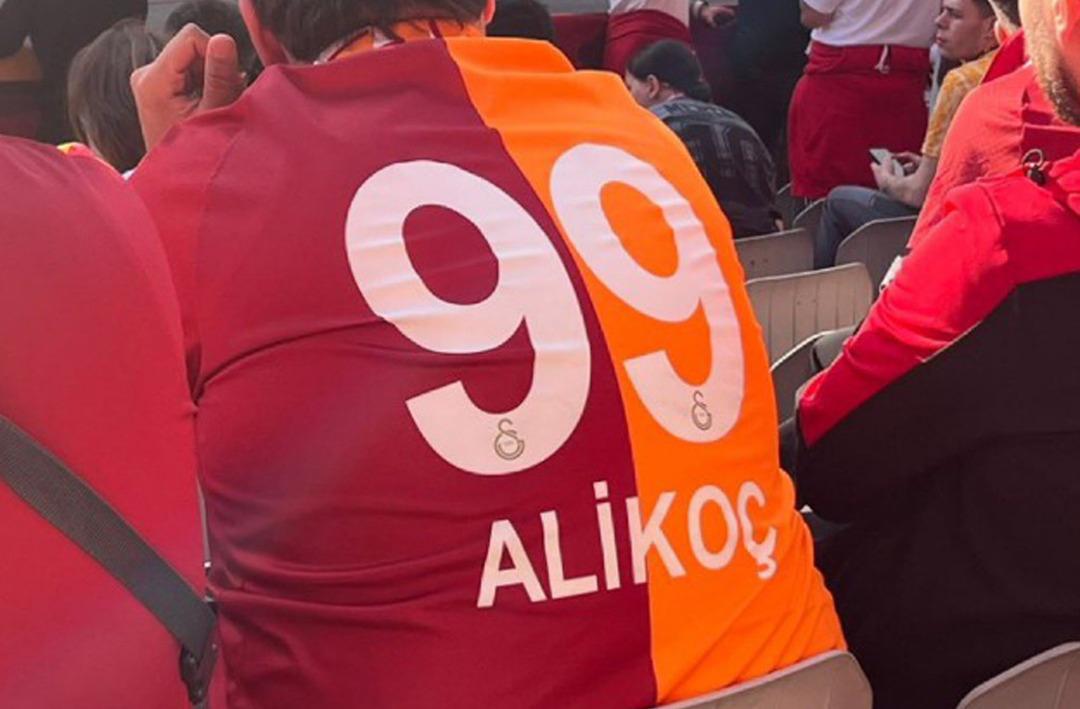 Galatasaraylı bir taraftar, formasının arkasına Ali Ko&ccedil; yazdırdı, sosyal medya yıkıldı!