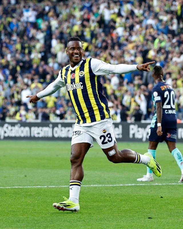 Fenerbahçe, Kayserispor'u 3-0 mağlup ederek şampiyonluk şansını sürdürdü! 640xauto