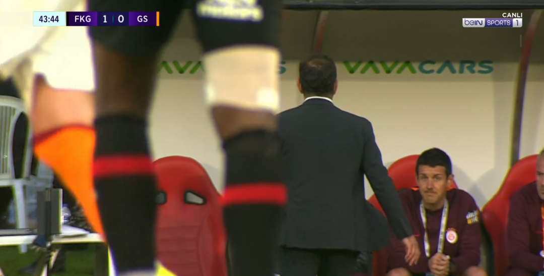 Kaybedilen top sonrası Okan Buruk saha kenarında &ccedil;ılgına d&ouml;nd&uuml;!