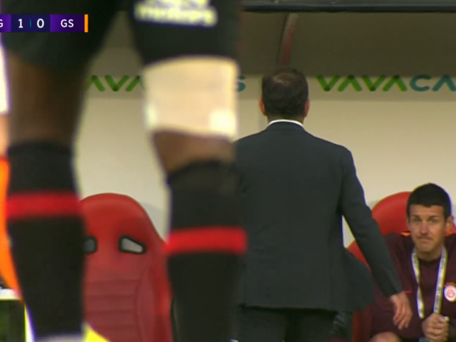 Kaybedilen top sonrası Okan Buruk saha kenarında çılgına döndü!