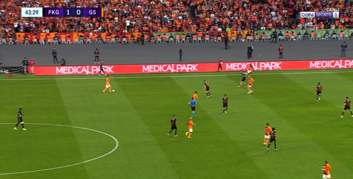 Kaybedilen top sonrası Okan Buruk saha kenarında çılgına döndü! G4