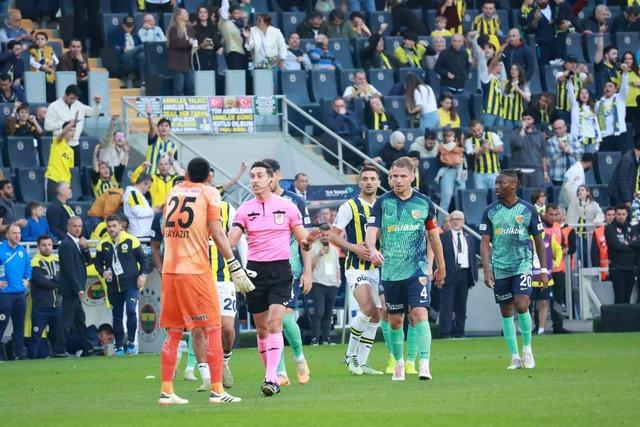 Fenerbahçe, Kayserispor'u 3-0 mağlup ederek şampiyonluk şansını sürdürdü! 640xauto