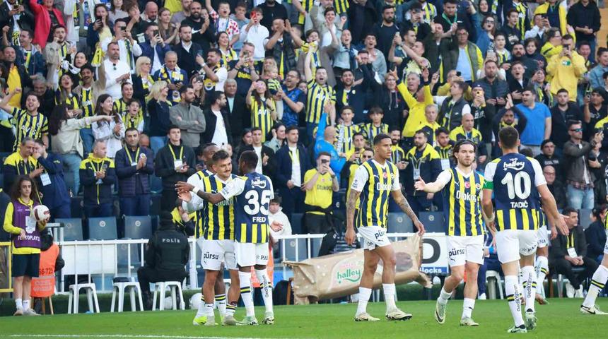 Fenerbahçe'de stadyum karıştı! Taraftarlar yönetimi istifaya davet etti...