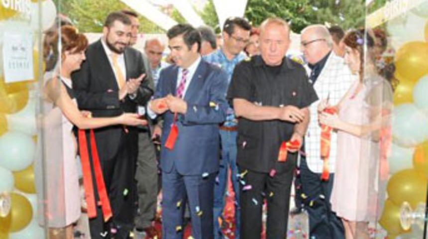 Vali kuaför açılışına özel uçakla geldi