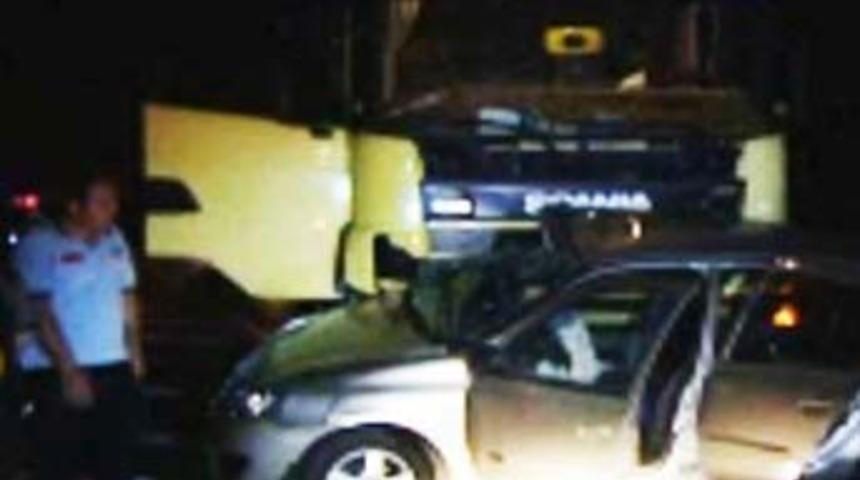 Otomobille kamyon &ccedil;arpıştı: 5 &ouml;l&uuml;