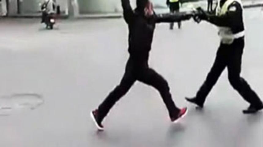 Ceza yazan polise bı&ccedil;akla saldırdı!