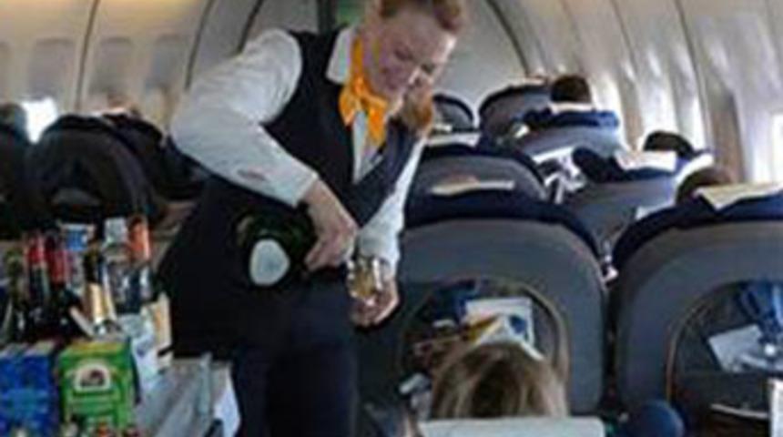 Uçakta 12 saat aç ve susuz kaldı