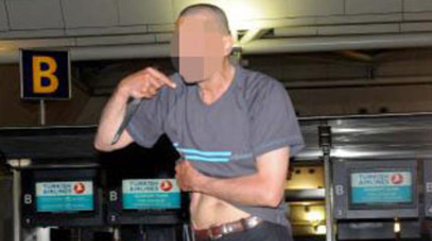 Elindeki bı&ccedil;akla havalimanını karıştırdı