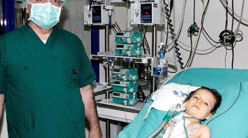 Kalp nakli olan minik Melek hayata tutunamadı