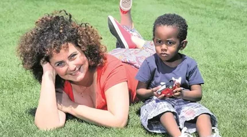 Etiyopya'dan evlat edinmişti! Esra Akkaya oğlunun son halini paylaştı