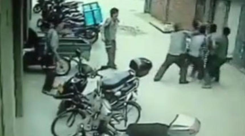 4. kattan d&uuml;şen &ccedil;ocuğu havada yakaladılar