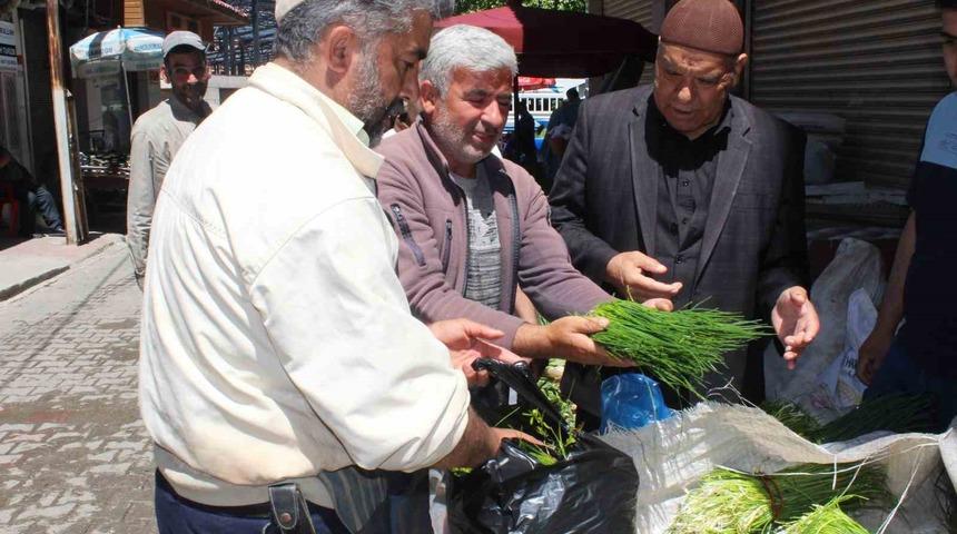 Siirt’te peynir yapımında kullanılan ’Sirik’ otu tezgahlarda