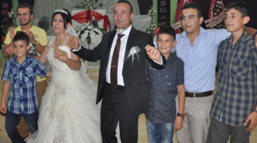 D&uuml;ğ&uuml;n&uuml;n&uuml; 20 yıl sonra 5 &ccedil;ocuğuyla yaptı