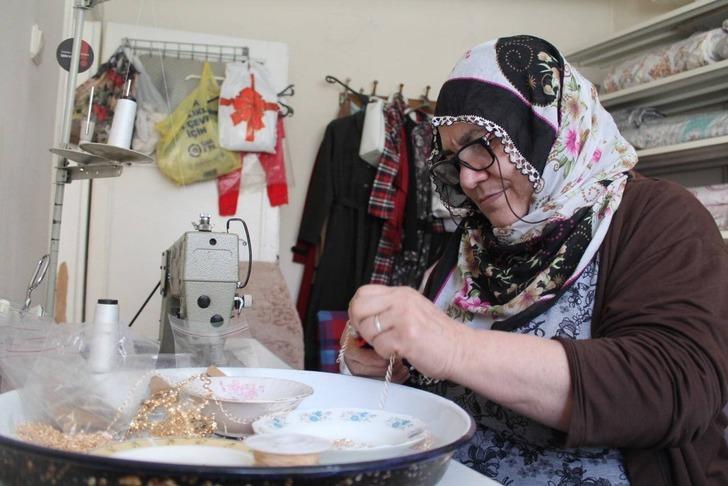 Bir hevesle başladı, kendi atölyesini kurdu! Hiç boş durmuyor, ev ekonomisine destek oluyor