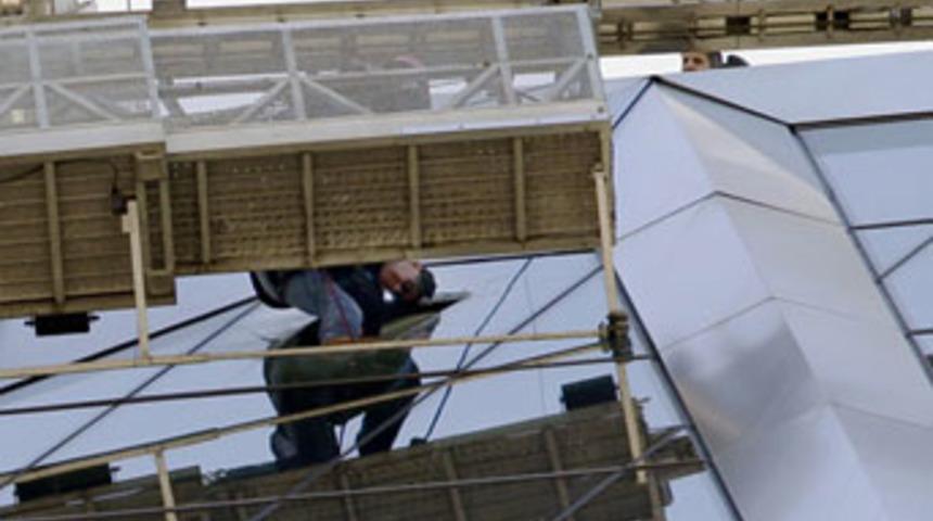 G&ouml;kdelenin camlarını silerken mahsur kaldılar