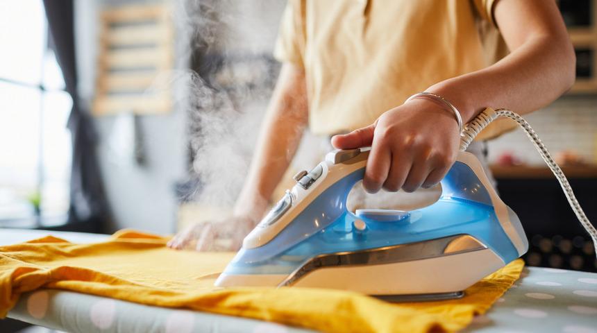 &Ccedil;ok basitmiş! Uzmanından &uuml;t&uuml; yapmadan d&uuml;md&uuml;z kıyafetlere sahip olmanın sırları