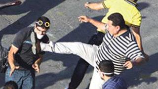 Taş atan çocuğa CHP'li Soysal'dan dayak