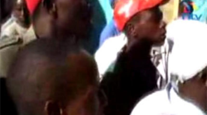 Mini etekli kadına lin&ccedil; girişimi