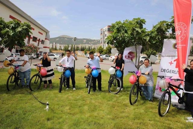 Down sendromlu çocuklara bisiklet dağıtıldı