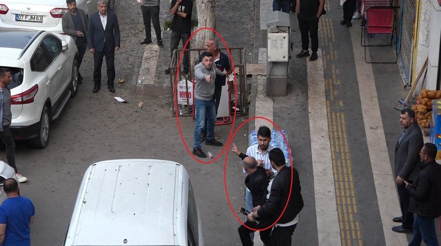 Akrabalar birbirine girdi, ortalık savaş alanına döndü! Bıçaklı, tabureli kavganın nedeni şaşkına çevirdi