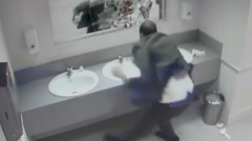 Tuvalet aynasında s&uuml;rpriz