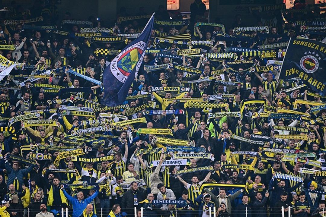 Kadıköy'de beraberlik sonrası ortalık karıştı! Taraftarlar stadı terk etmiyor... Yönetime büyük tepki, DJ kabinine bile saldırdılar!