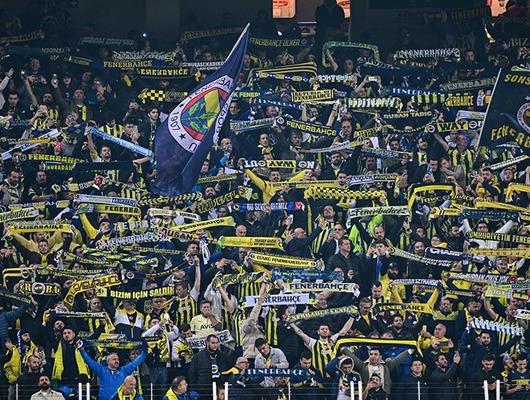 Kadıköy'de beraberlik sonrası ortalık karıştı! Taraftarlar stadı terk etmiyor... DJ kabinine saldırı!
