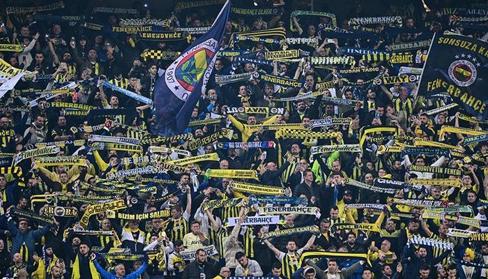 Kadıköy'de beraberlik sonrası ortalık karıştı! Taraftarlar stadı terk etmiyor... DJ kabinine saldırı!