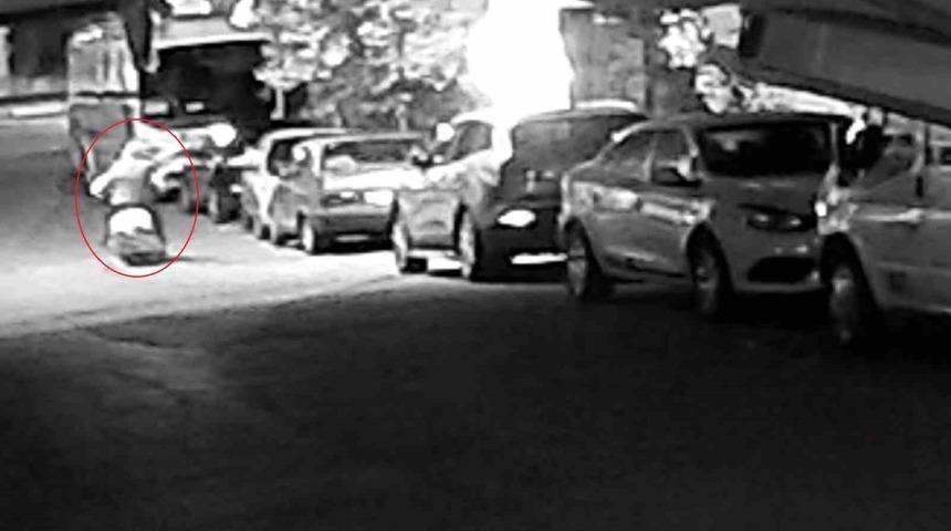 Kocaeli’de motosikletli saldırganların binayı kurşunlama anı kamerada