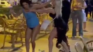 Kadınlar bir anda saç saça baş başa kavgaya tutuştu! Yoldan geçenler ayırmakta zorlandı... Turistlerin kavgası saniye saniye kamerada