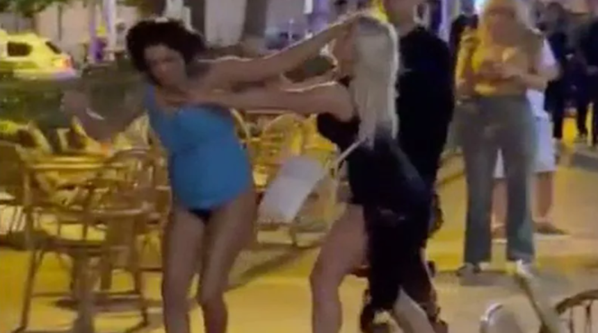Kadınlar bir anda saç saça baş başa kavgaya tutuştu! Yoldan geçenler ayırmakta zorlandı... Turistlerin kavgası saniye saniye kamerada