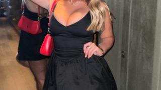 Sosyal medya fenomeni Ariella Nyssa yaz sezonuna hızlı başladı! Bikinisiyle sahilde dans ettiği anları paylaştı... Beden pozitifliği hatırlatması yaptı