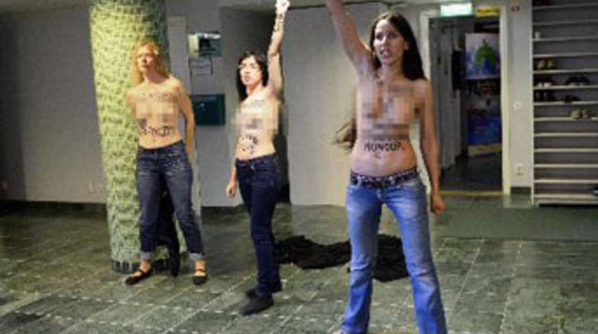 FEMEN’li kadınlar bu kez camide soyundu