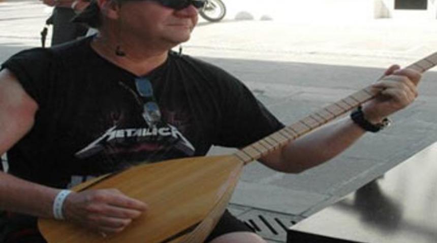 Bir şarkı İsveçli turiste saz çaldırdı