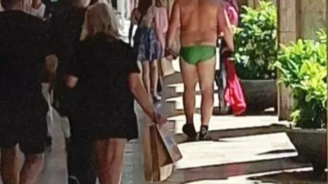 Alışveriş kombini sosyal medyanın diline düştü! Kimseye aldırış etmeden mağaza mağaza gezdi... Bir gören bir daha baktı