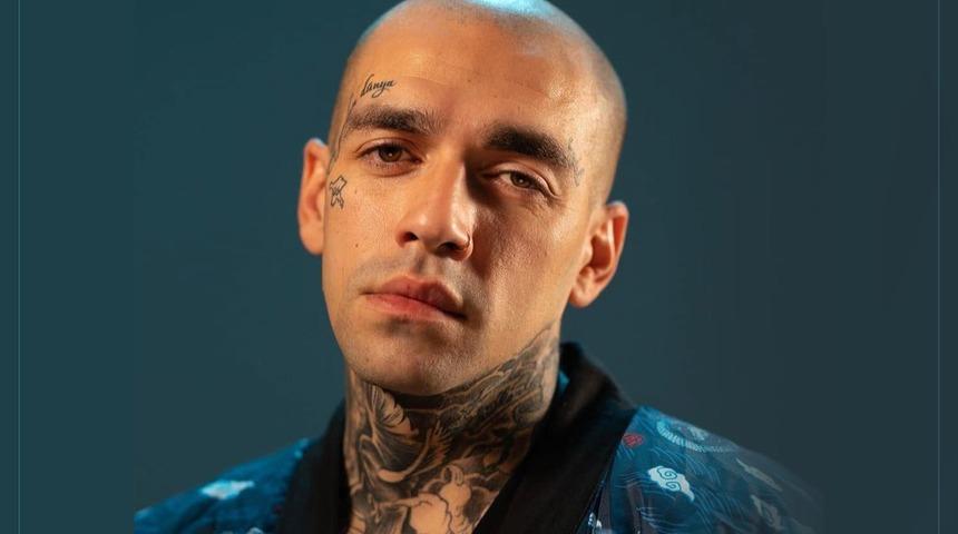 Türkiye'yi terk etmişti... Ünlü rapçi Ezhel yeni imajıyla sosyal medyayı salladı 